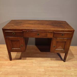 Directory-style serpentine desk