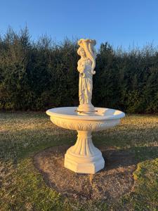 Brunnen mit Frauenskulptur, Höhe 240 x 160