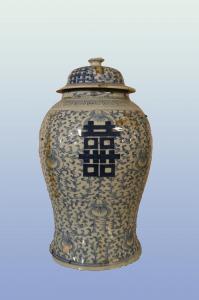 Antique Chinese potiche vase from the early 1800s in white and blue decorated porcelain, manufacturer's mark on the bottom