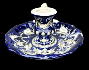 Candeliere-bugia in maiolica decorata con raffaellesche su sfondo blu.Manifattura Molaroni.Pesaro.