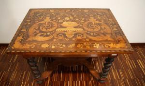 Mesa de centro holandesa do século XVIII retangular ricamente embutida