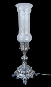 Silberlampe mit vier Füßen und Rocailles- sowie geometrischen Motiven. Lampenschirm aus geschliffenem Kristall mit floralen Mustern. Italien.