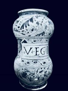 Vaso albarello a ‘rocchetto’ in maiolica con decoro a motivi vegetali stilizzati a sfondo berettino.Roma