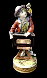 Porcelain figure depicting an organ grinder with a monkey. Ginori.