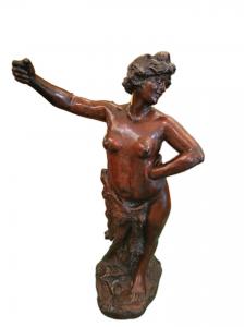 Scultura di donna in terracotta