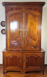 1. Splendida credenza  Luigi XVI con alzata a due corpi. 