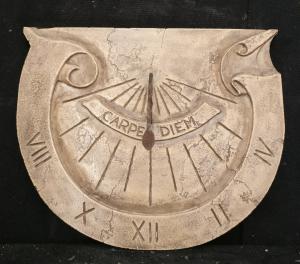 Prestigiosa Meridiana "Carpe Diem" - 61 x 50 cm - Marmo d'Istria - xx secolo
