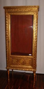 Magnífica vitrine dourada folheada a ouro de estilo Luís XVI francês do século XIX