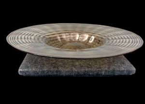 Grande centrotavola piatto in vetro a spirale ‘zebrato’ e inclusione foglia oro.Barovier e Toso.Murano.