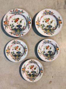 Set of five majolica plates decorated with 'carnation'. Ferniani Faenza manufactory.