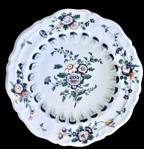 Grande bacia em cerâmica com decoração floral. Manufatura Antonibon, Nove di Bassano.