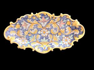 Majolica centerpiece with rocaille border and Venetian-style decoration. Minghetti manufacture. Bologna.
