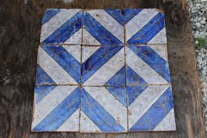 Antiche maioliche bianche e blu 
