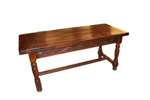 Grande mesa rústica extensível do início de 1800, adornada com motivos entalhados.