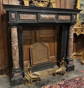 CHM850 - Lareira em mármore preto, século XIX, mede cm C 156 x A 141 x P 40