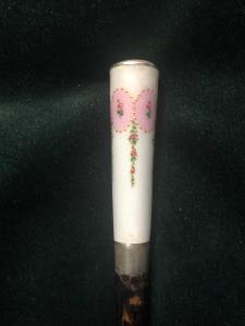 Abendspazierstock mit silbernem, emailliertem Knauf mit floralen Motiven und einem Teil des Schafts aus Schildpatt.