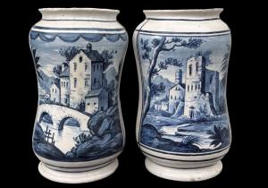 Coppia di albarelli in maiolica con decoro a paesaggi.Torre dé Passeri.