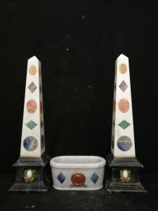 Elegante Trittico - Coppia di Obelischi e vaschetta centrale - Marmo di Carrara Statuario e marmo nero Portoro, ornamenti in bronzo dorato - Firenze