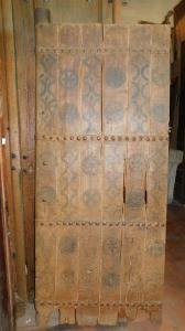 ptir446 - Afrikanische Ethno-Tür mit eingravierten Dekoren. Abmessungen: B 94 cm x H 217 cm