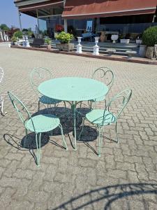 Round iron table