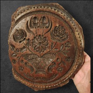 Importante marca in legno riccamente scolpita XVIII secolo 
