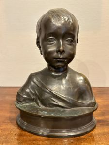 Busto di bronzo di un giovabe ragazzo dell'800