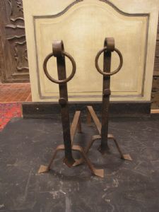 al137 Paar eiserne Kaminböcke mit Ring, Maße: H 61 cm x 48 Tiefe.
