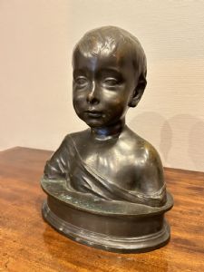 Busto di bronzo di un ragazzo dell'800