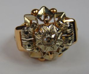 Gold ring with brilliant-cut diamonds