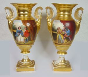 Pair of empire vases, painted and gilded, depicting gallant scenes and landscapes. First part of the 19th century
