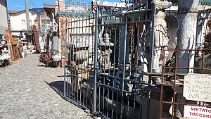 Portão Art Nouveau com pequena porta pregada