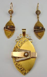 Bourbon parure consisting of a brooch/pendant and earrings in yellow and rose gold with pearls (also sold separately). Late 19th century
