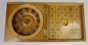 Bemalte Holzkiste mit Roulette und "Fünfzehnerspiel", frühes 20. Jahrhundert