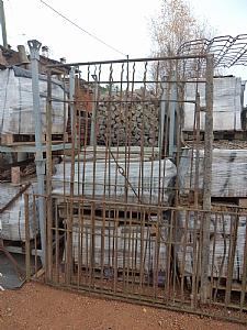 Portão de ferro pregado
