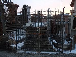 Portão de ferro forjado do século XIX com porteira Lombarda