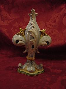 Vase in Form einer Florentiner Lilie, Manufaktur Minghetti Bologna