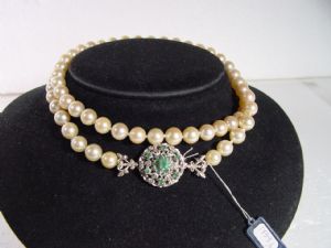 Necklace in natural cultured pearls, with white gold and emerald clasp from the 1930s (single strand)