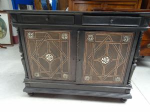 Credenza ebanizzata e intarsiata con materiali pregiati Napoleone III Francia