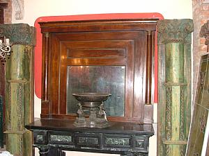 elegante caminiera Impero in noce