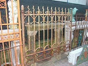 Portão de ferro pregado
