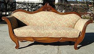 Sofa mit Giebel