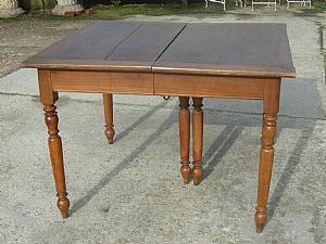 Extendable square table