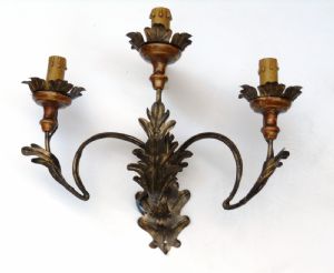 Bella coppia di appliques  a tre luci in ferro battuto con bobeche in legna laccato Venezia XVII° sec. 40 x 55