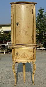 Lackierte Eckvitrine