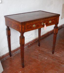 Bello ed elegante tavolino cm.80x52 da centro,neoclassico 4 gambe ad obelisco rovesciato intarsiate. piano con bellissimo motivo intarsiato