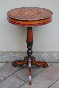 Elegante e raffinati tavolino riccamente intarsiato. Manifattura di R.Pogliaghi meta' XIX° sec. diam.cm.45 h.72