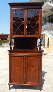 Intarsierte Eckvitrine