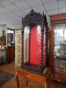 Neugotische Vitrine