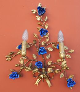 coppia di appliques in ottone sbalzato e dorato, con roselline blu