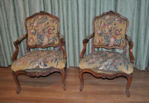 Ein Paar französische Sessel aus Nussbaumholz mit originalgetreuem Petit-Point-Bezug aus der Mitte des 18. Jahrhunderts